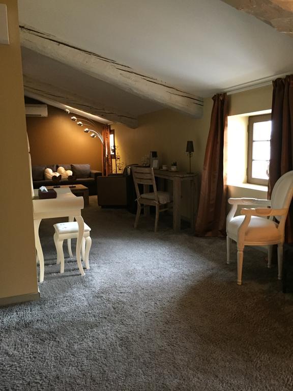 Au Lavoir Colombiers  Rom bilde
